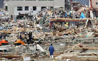 壊滅した街を前に立ちつくす被災者(2011年4月、宮城県南三陸町)