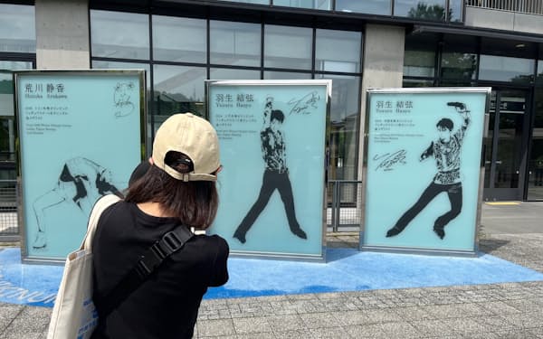 日本フィギュアスケート発祥の地、五色沼のほど近くにある羽生さんのモニュメントを撮る女性ファン（7月26日、仙台市）