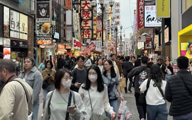 自粛要請が長期化すれば関西経済へのダメージも大きい(17日、訪日客でにぎわう大阪・道頓堀)