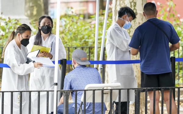 ニューヨーク市のサル痘のワクチン接種会場で、接種のために問診を受ける男性(26日)=AP
