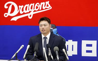 契約を更改し、記者会見する中日・細川(17日、ナゴヤ球場)=共同