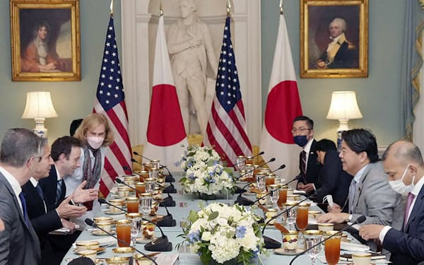 米ワシントンで会談する林外相（右手前から2人目）とブリンケン米国務長官（左手前から2人目）ら（29日）＝外務省提供・共同