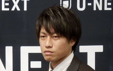 世界挑戦が決まり、ポーズをとるWBOフライ級4位の桑原拓(17日、横浜市)=共同