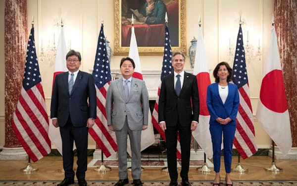 日米の経済版2プラス2の初会合に臨む（左から）萩生田経産相、林外相、ブリンケン米国務長官、レモンド商務長官（29日、ワシントン）=ロイター