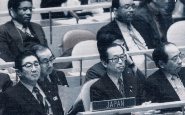 安倍晋太郎外相㊧の国連総会出席に同行した(1984年)=遺族提供