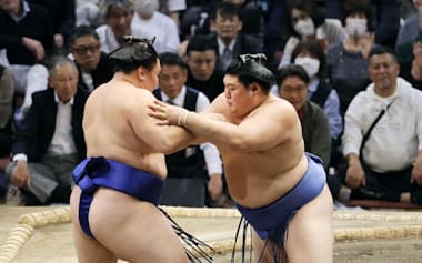 大の里㊨が押し出しで欧勝馬を下す(17日、福岡国際センター)=共同