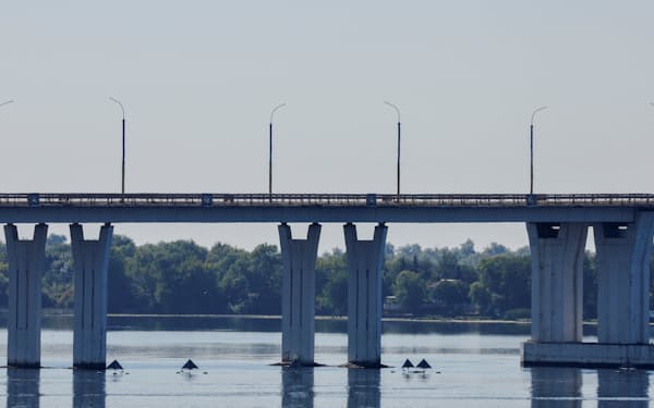 ウクライナ軍が攻撃したとされる南部ドニエプル川の橋=ロイター