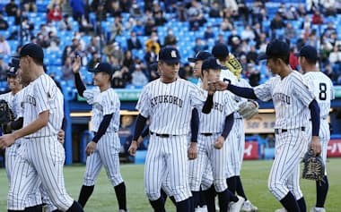 決勝進出を決め喜ぶ九州国際大付ナイン(17日、神宮)=共同