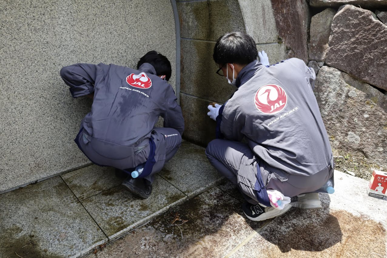 追悼施設「慰霊の園」で行われた納骨堂の清掃作業（30日午後、群馬県上野村）=共同