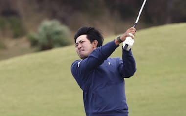 第3ラウンド、ショットを打つ金谷拓実=サウサンプトン(ゲッティ=共同)