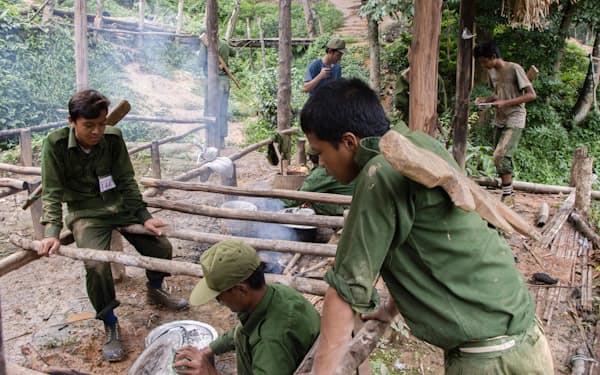 ミャンマー中部のマンダレー地域で活動する国民防衛隊のメンバーら＝SIPA・AP