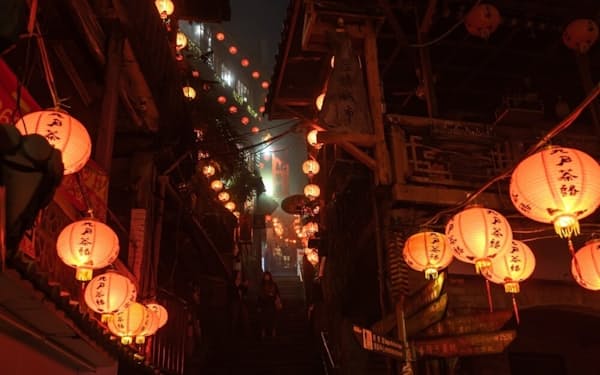 ちょうちんの光に照らされた台湾、九份の路地。超現実的な景色は映画『千と千尋の神隠し』をほうふつさせる（PHOTOGRAPH BY MIKE KAI CHEN）