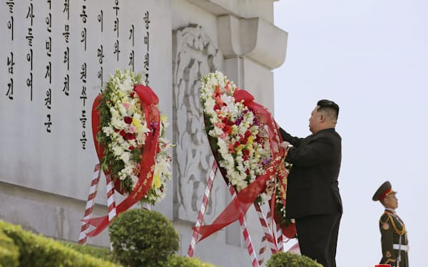 朝鮮戦争に参戦した中国人民志願軍をたたえる友誼塔に献花する北朝鮮の金正恩朝鮮労働党総書記（7月28日、平壌）=朝鮮中央通信・共同