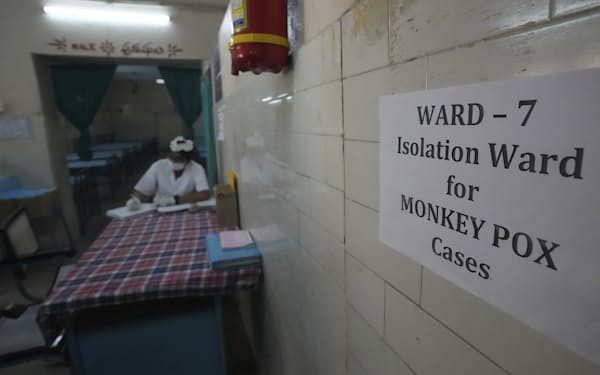 インド南部ハイデラバードの病院に設置されたサル痘用施設で働く医療従事者（7月20日）=AP
