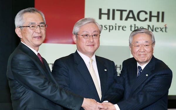 歴代のトップが改革のバトンをつないできた。左から川村隆氏、東原敏昭氏（現会長）、中西宏明氏（2014年1月）