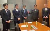 整備新幹線のPTについて説明する前原氏(右から2人目)=18日、国会内