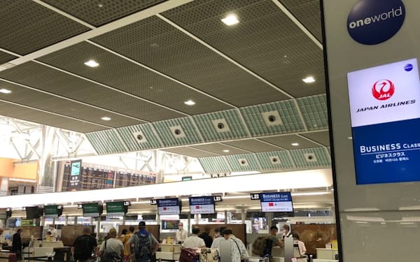 成田空港の出国ロビーで搭乗手続きする旅行者（6月）