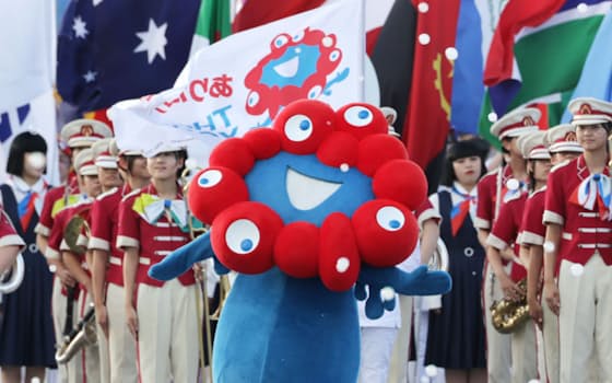 大阪万博の閉幕日、フラッグパレードに参加するミャクミャクや旗手ら(13日、大阪市此花区) 大阪万博の閉幕日、フラッグパレードに参加するミャクミャクや旗手ら(13日、大阪市此花区)