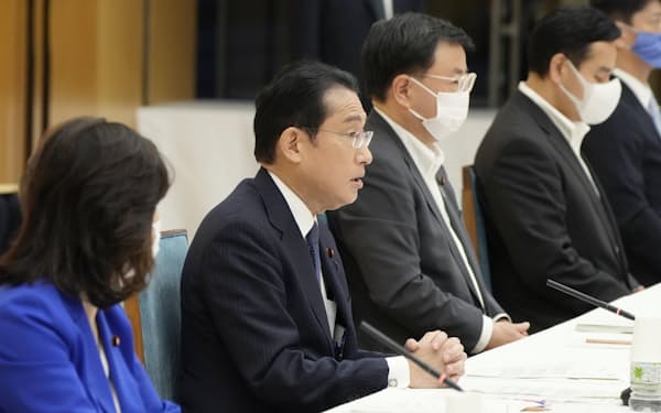 　6月13日の国家戦略特区諮問会議であいさつする岸田首相（左から2人目）＝共同