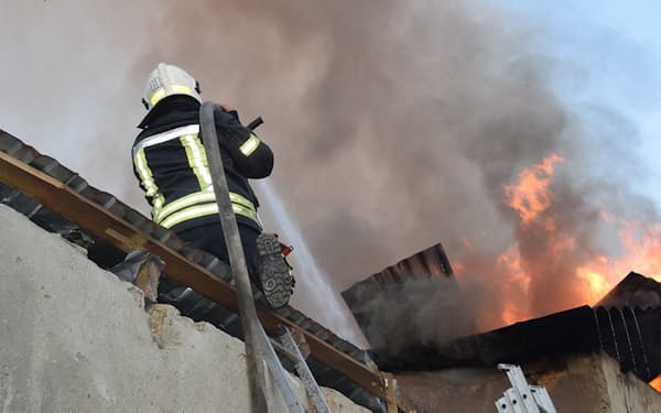 市内への攻撃で起きた火災の消火にあたる消防士（7月31日、ウクライナ南部ミコライウ）＝ウクライナ非常事態庁提供・ロイター
