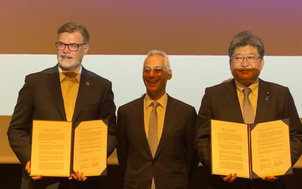日本で研究開発拠点立ち上げを発表したボーイングのハイスロップ上級副社長（左）と萩生田光一経済産業相（右）