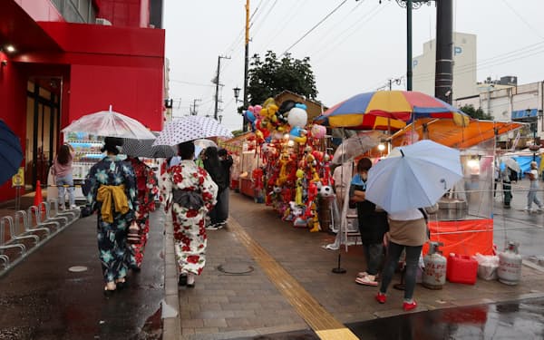 函館港まつり初日は傘を差しながら浴衣姿で楽しむ人も多かった