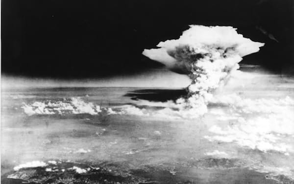 米軍機より撮影した巨大なきのこ雲（1945年8月6日）=米軍撮影・広島平和記念資料館提供