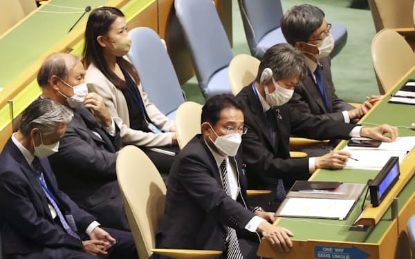 1日、NPT再検討会議で演説を待つ岸田首相（手前右）＝米ニューヨークの国連本部（共同）