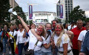 サッカーの女子欧州選手権の決勝では約8万7千人の観衆がスタジアムで大声援を送った（7月31日、ロンドン）=ロイター