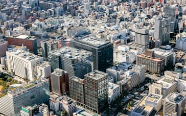 再開発が進む天神エリア(11月、福岡市)