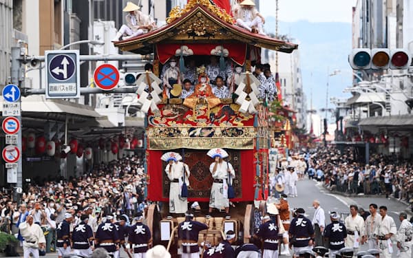 長刀鉾を先頭に四条通を進む祇園祭の「山鉾巡行」（7月17日午前、京都市内）