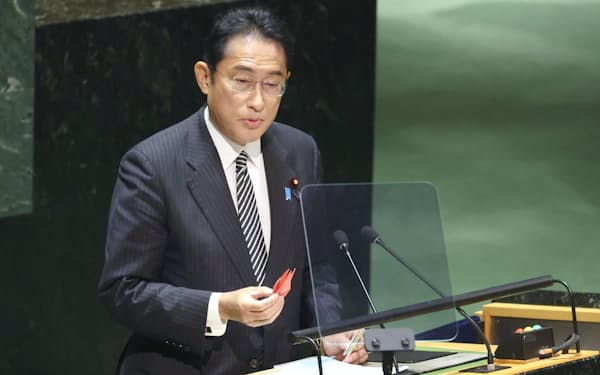 NPT再検討会議で折り鶴を手にして演説する岸田首相（1日、米ニューヨークの国連本部＝代表撮影・共同