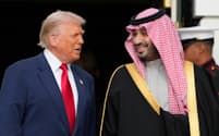 トランプ米大統領㊧は約7年半ぶりにサウジのムハンマド皇太子をホワイトハウスに招いた=AP