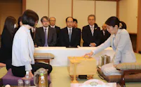 女流王座戦第3局で初手を指す福間女流王座㊨。手前左は西山女流二冠(19日午前、山形県天童市)