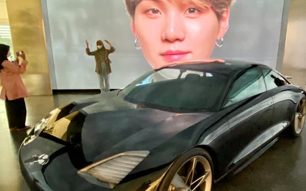 ジャカルタの韓国の現代自動車のショールームでは巨大なBTSの映像が映し出される（7月）