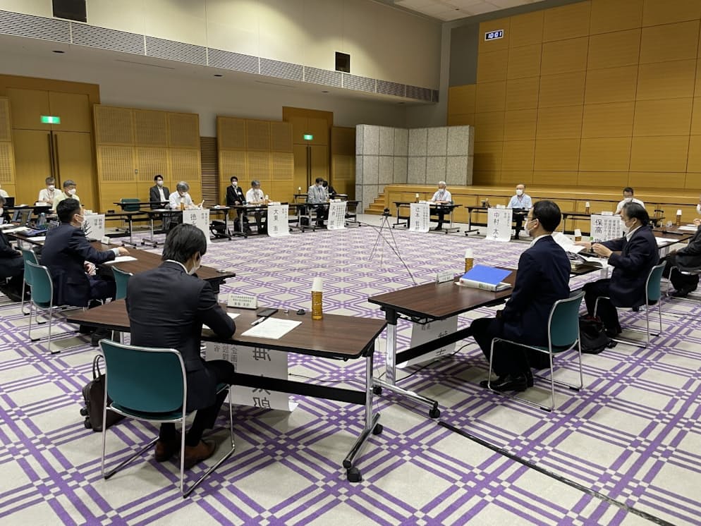 有識者会議では静岡県が開いてきた専門部会の経緯を説明した