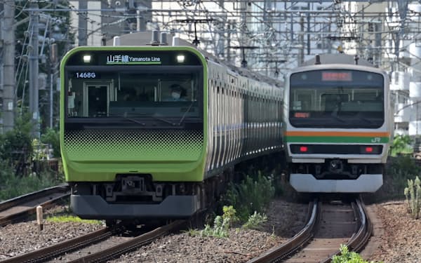 ともにVVVFインバータ制御、電力回生ブレーキを採用し、車体はステンレス製となっているJR東日本の山手線電車㊧と湘南新宿ライン電車㊨。JR東日本によると、新しい山手線電車のほうがより省エネが進んでいるという