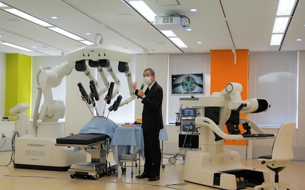手術支援ロボット「ヒノトリ」について説明するメディカロイドの田中博文副社長（東京都新宿区の研修施設）