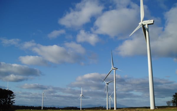 ユーラスエナジーが青森県野辺地町で稼働する風力発電（同社提供）