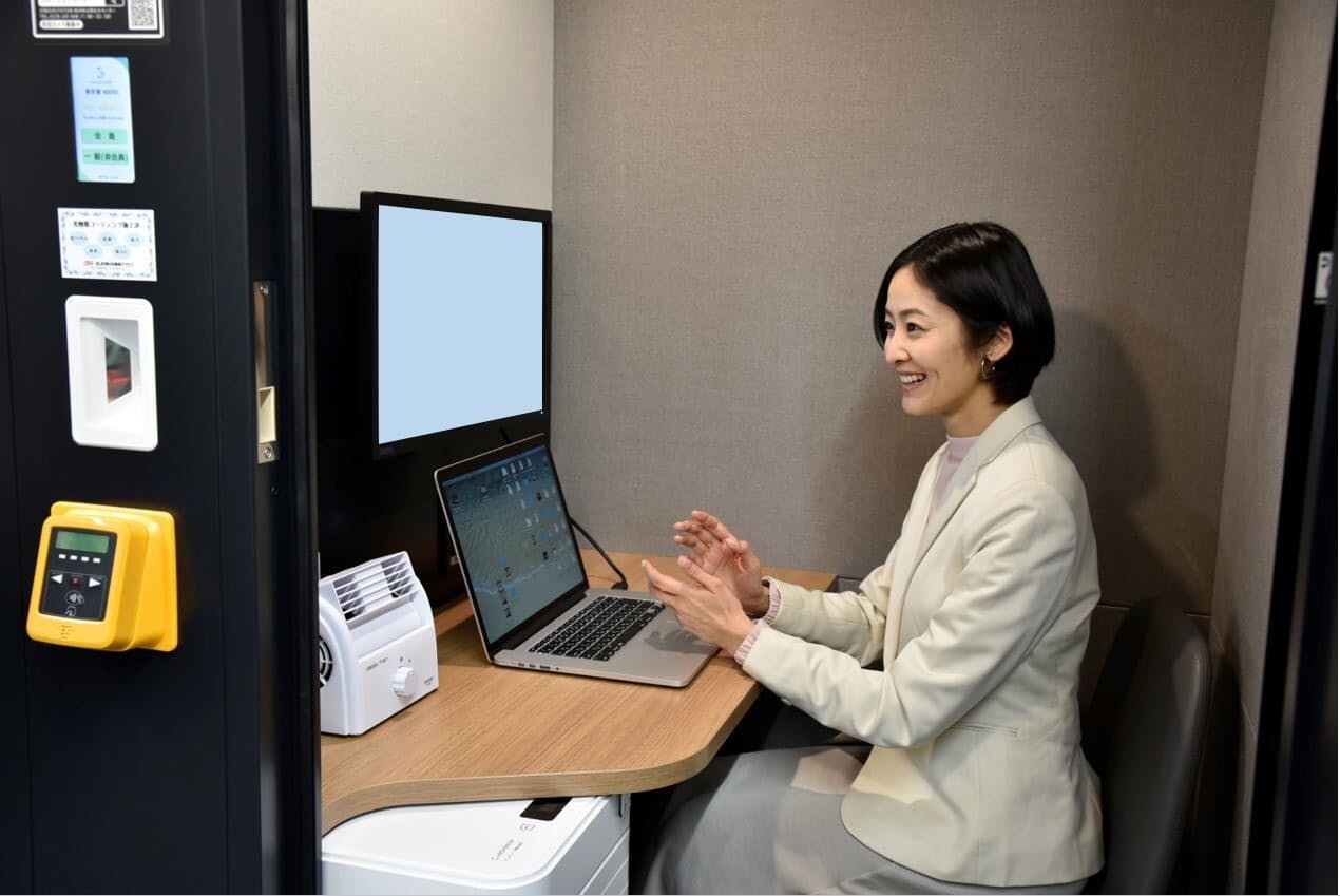 個室のシェアオフィスブースで複数のビジネスコンテンツを利用できる実証実験を始めた=JR東日本提供