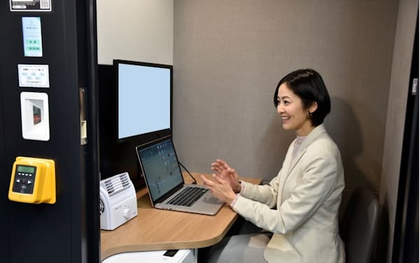 個室のシェアオフィスブースで複数のビジネスコンテンツを利用できる実証実験を始めた＝ＪＲ東日本提供