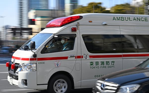 サイレンを鳴らして走る東京消防庁の救急車（東京都内）