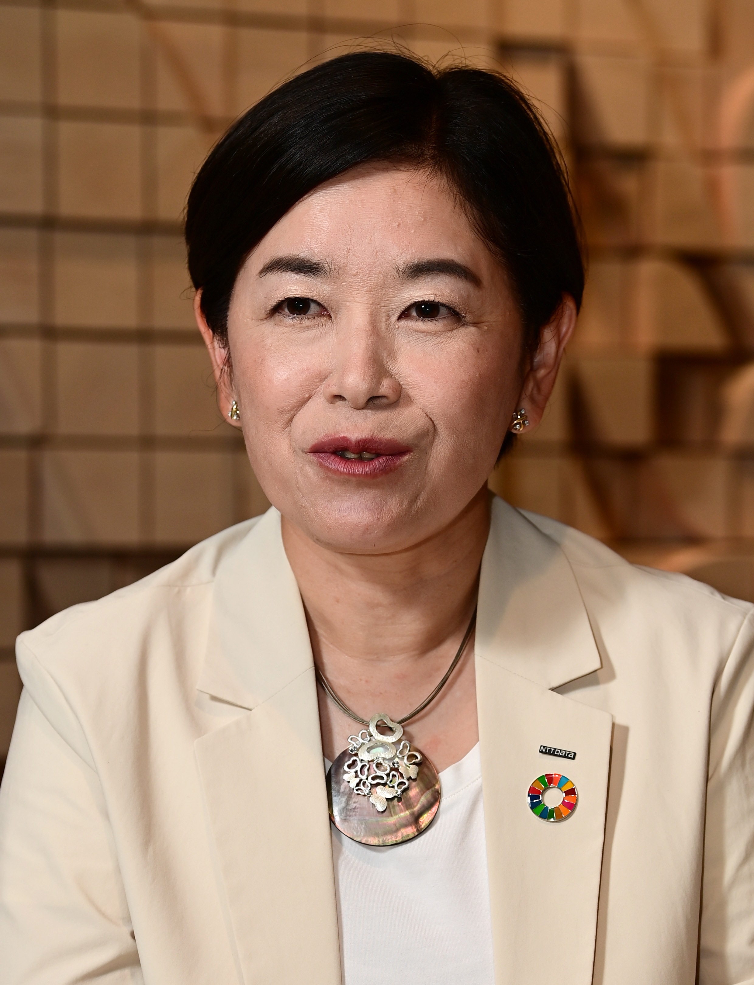 とよだ・あさこ 1990年郵政省(現総務省)入省。2008年広島市副市長、12年NTTデータ入社。
