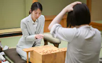女流王座戦第3局で西山朋佳女流二冠(手前)を破り、対局を振り返る福間香奈女流王座(19日、山形県天童市)