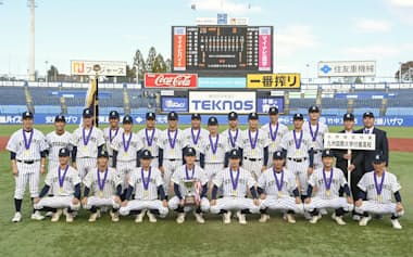 初優勝した九州国際大付ナイン(19日、神宮)=共同