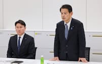 自民と維新による統治機構改革に関する協議体の初会合で発言する自民側の宮下会長(右)。左は維新側の斎藤政調会長(11日、国会内)