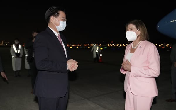 2日、台北の松山空港に到着したペロシ米下院議長（右）。台湾の呉釗燮外交部長が出迎えた=台湾外交部提供
