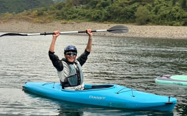 カヤックを楽しむ筆者。他のスポーツの経験が相乗効果となって、ランニングに好影響を与えると考えている