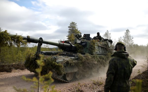 フィンランド軍が使う韓国製の自走砲「K9」＝ロイター