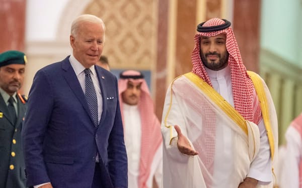 バイデン米大統領㊧は7月にサウジアラビアを訪問し、原油の増産を要請していた＝ロイター